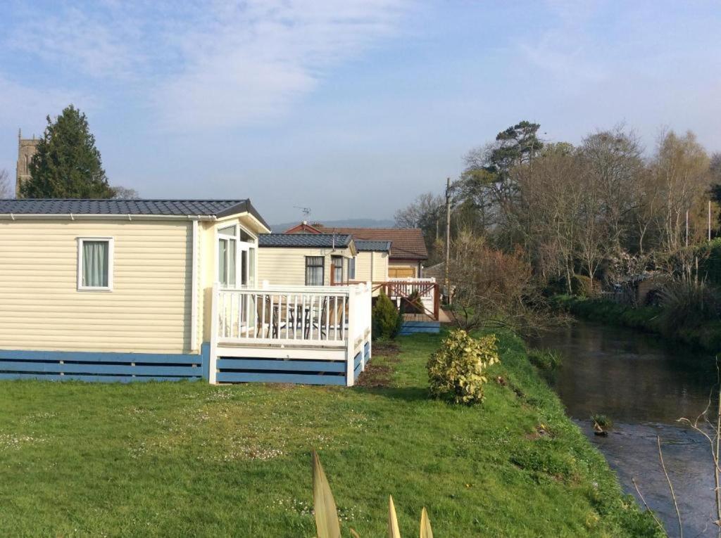 Pet Friendly Riverside Static Caravan Cheddar Buitenkant foto